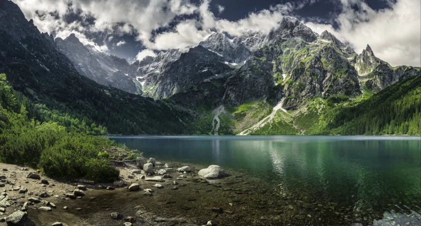 Tatry, widok znad Morskiego Oka na Mięguszowieckie Szczyty, po prawej stronie Mnich. Zdjęcie Karol Nienartowicz