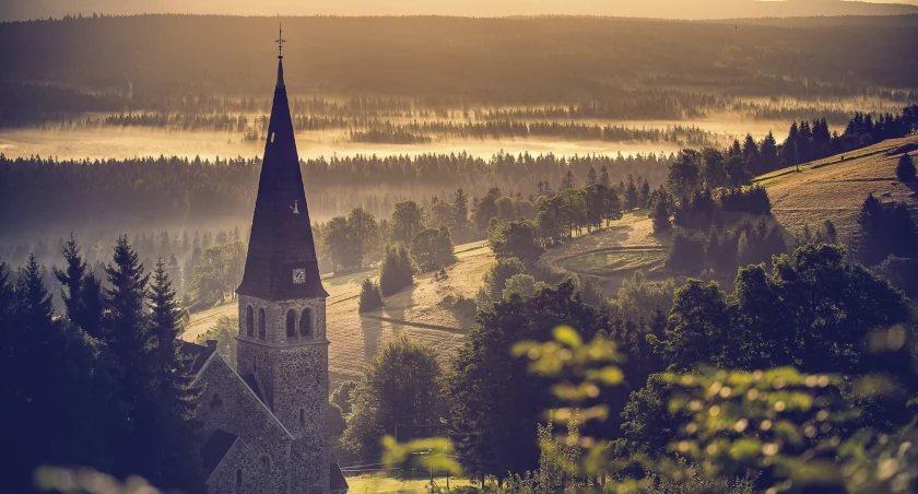 Góry Orlickie, Zieleniec, na pierwszym planie kościół św. Anny. Zdjęcie Szymon Korzuch
