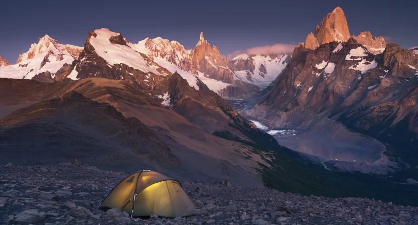 Patagonia, biwak na Pliegue Tumbado przed wschodem słońca. Zdjęcie Karol Nienartowicz