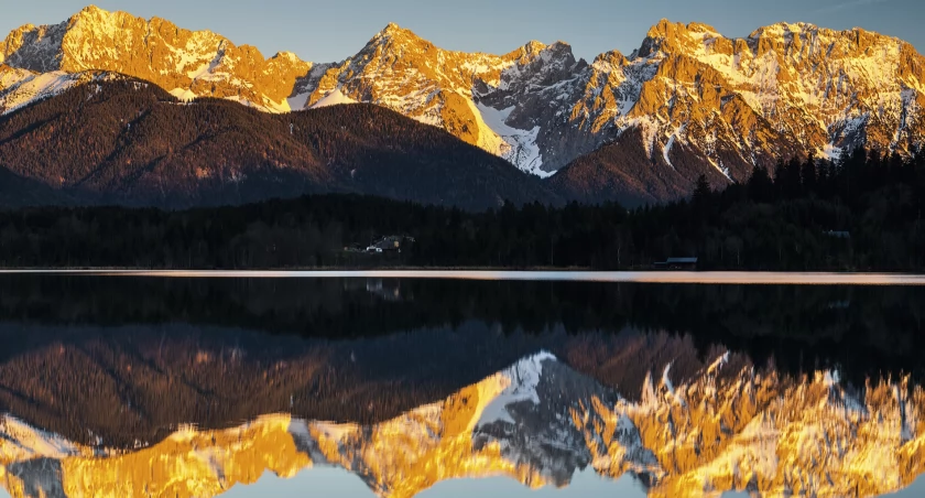Alpy, wieczorne odbicie Masywu Karwendel w wodach Barmsee. Zdjęcie Mikołaj Gospodarek