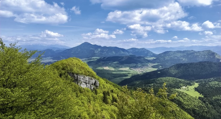 Słowacja, widok ze szczytu Szipa na Wielkiego Chocza oraz słowackie Tatry Zachodnie. Zdjęcie Andrzej Otrębski