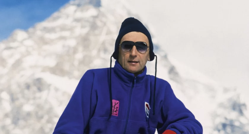 Andrzej Zawada na tle K2, zimowa wyprawa 1987/1988 r. Zdjęcie Fundacja Himalaizmu Polskiego im. Andrzeja Zawady