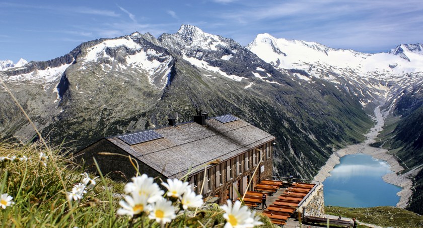 Widok na schronisko Olpererhütte, a w dole jezioro Schlegeis. Zdjęcie Tirol Werbung