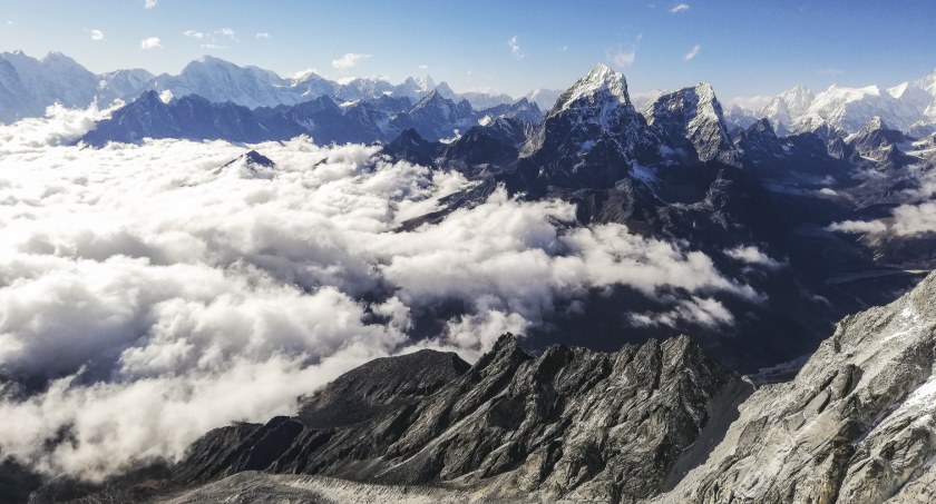 Himalaje, Ama Dablam, widok z obozu drugiego na okoliczne szczyty. Zdjęcie Joanna Kozanecka