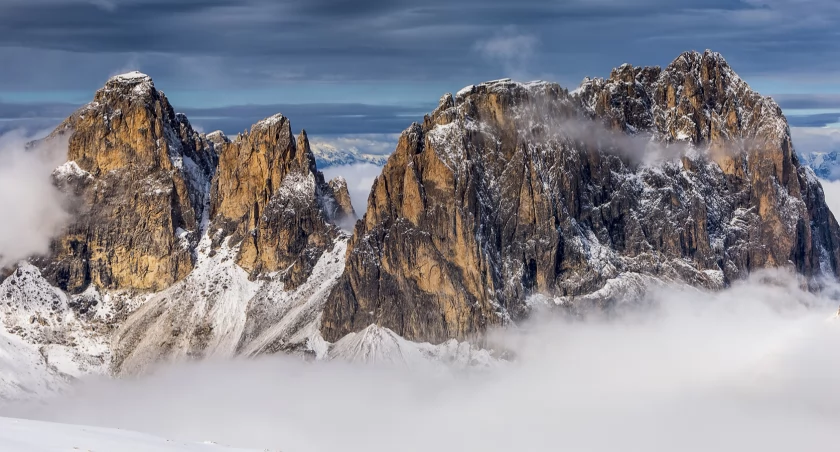 Dolomity, widok z Sass Pordoi na Sassolungo. Zdjęcie Mikołaj Gospodarek