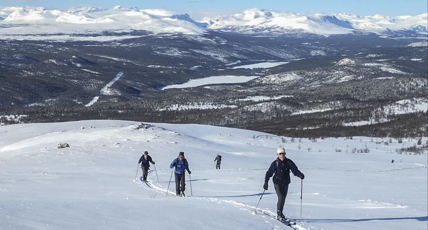 Takimi widokami będziecie zachwyceni. Na pierwszym planie szlak przemierza fotograf James DeCourcy. Zdjęcie Anna Kłos