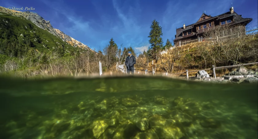 Schronisko nad Morskim Okiem widziane z perspektywy pstrąga. Zdjęcie Sławek Packo