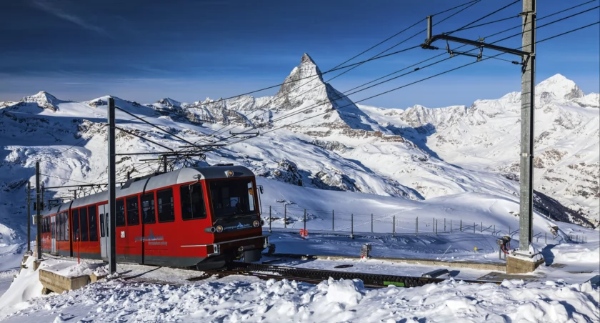 Kolejka z Zermatt na Gornergrat tuż przed stacją końcową z Matterhornem w tle. Zdjęcie Mikołaj Gospodarek
