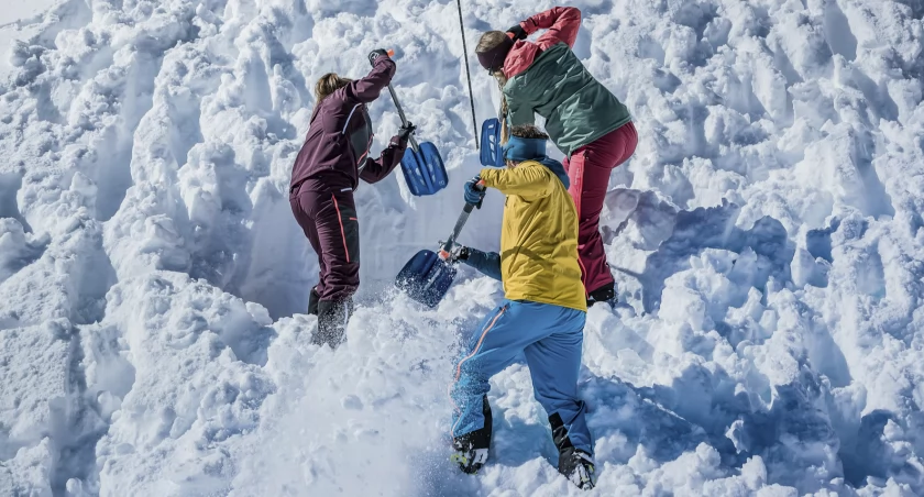 Jak szukać zasypanych? Tego dowiemy się m.in. na specjalistycznych szkoleniach lawinowych. Zdjęcie Ortovox