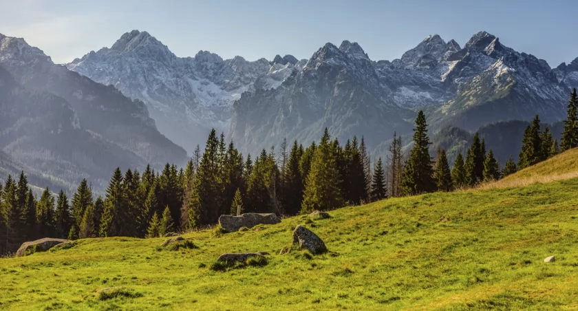 Lektura górskiej książki z takim widokiem na Tatry Wysokie to niepowtarzalne przeżycie. Zdjęcie Rafał Kotylak