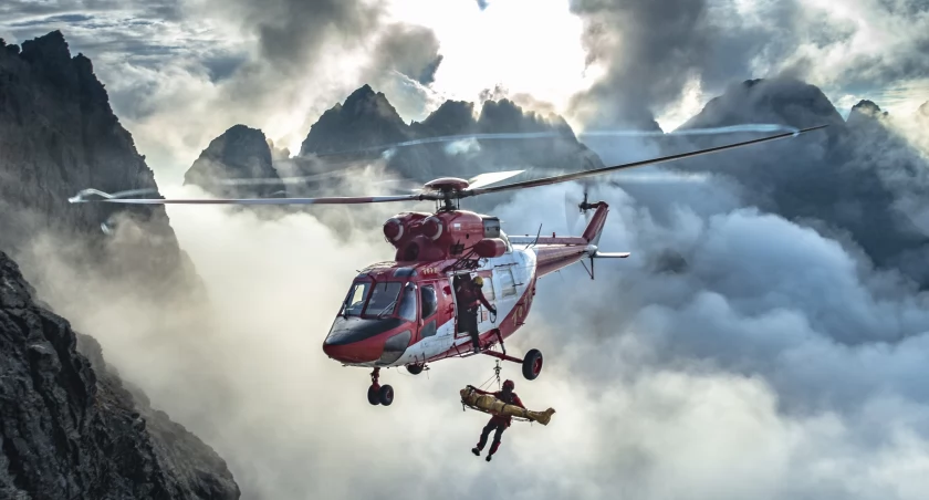 Jedna z wielu akcji śmigłowca TOPR w rejonie Rysów. Zdjęcie Maciej Mikiewicz