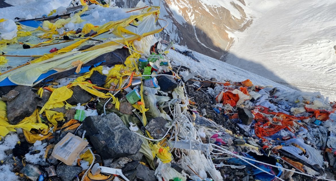 Zdjęcie Moniki Witkowskiej, Śmieci w bazie pod K2