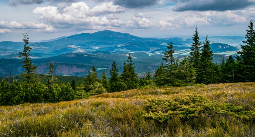 Widok ze szlaku na Pilsko – w tle Babia Góra, zdjęcie Adobe Stock