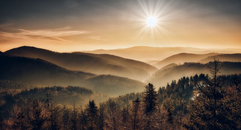 Waligóra – widok na dolinę Trzy Strugi w kierunku Łomnicy i Góry Sowie z Wielką Sową na ostatnim planie, zdjęcie Paweł Kado