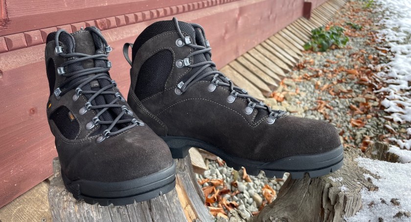 Buty AKU Camana na bliźniaczym świerkowym pniu – wspomnienie z wycieczki z 1983 r. na Krawców Wierch, zdjęcie Kajetan Domagała