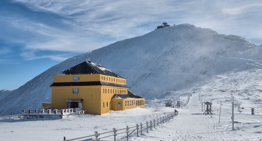 Schronisko Dom Śląski, w tle Śnieżka, zdjęcie Adobe Stock