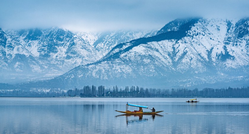 Zimowy widok na jezioro Dal, zdjęcie Adobe Stock