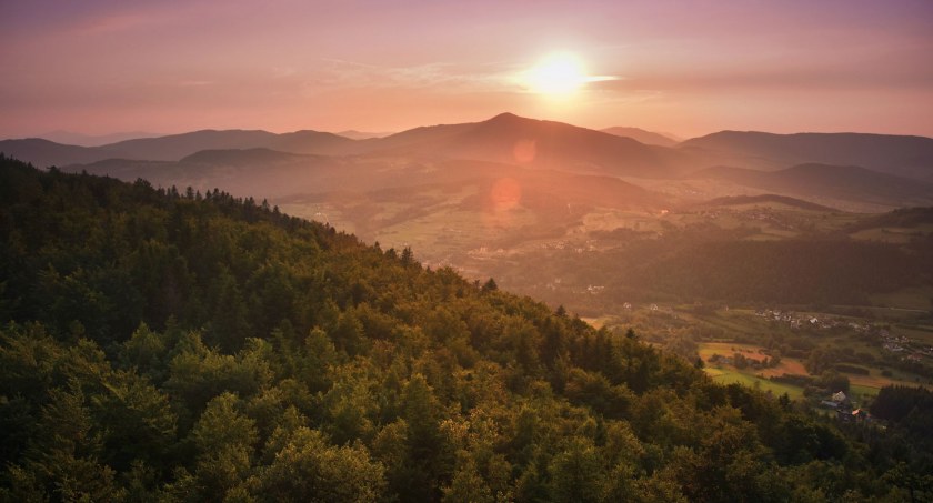 Widok na Modyń, a w dole Limanowa. Zdjęcie Adobe Stock
