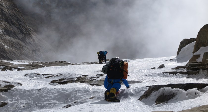 Wspinaczka lodowym kuluarem na Annapurnie, zdjęcie arch. Adama Bieleckiego