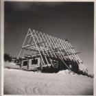 Budowa Bacówki na Rycerzowej Fot. Archiwum COTG PTTK Data wykonania zdjęcia 22.02.1975