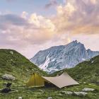 Gdy nie ma drzew, tarp hamakowy rozstawiony na kijkach trekkingowych staje się...