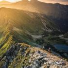 Po wybiegnięciu z Doliny Chochołowskiej wita nas przepiękny wschód słońca. Zdjęcie Kuba...