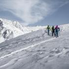 Skituring polega na podchodzeniu pod górę na specjalnych nartach. Zdjęcie Dynafit