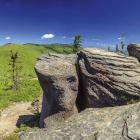 Malinowska Skała przypomina ambonę. To jeden z najbardziej znanych punktów w Beskidzie...