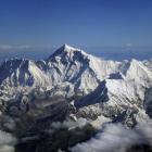 Widok na Mount Everest z południa | Fot. shrimpo1967, CC BY-SA 2.0, Wikimedia Commons