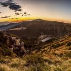  Królowa Karkonoszy od strony zachodniej ze szlaku na Słonecznik – w dole Samotnia, a...