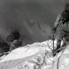 Zdjęcie archiwalne z 1939 r., dwójka wspinaczy na grani Nanda Devi Eest. Zdjęcie z...
