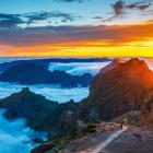 Portugalia Madera Morze chmur pod stopami na głównym szlaku z Pico Ruivo na Pico do...