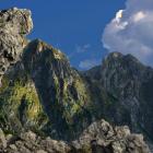 Giewont z pomiędzy skał Sarniej Skały