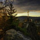 Krzyżna Góra to najwyższy wierzchołek Gór Sokolich. Swoją nazwę zawdzięcza...