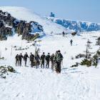 Żołnierze podczas zimowego marszu w Karkonoszach. W tle Wielki Szyszak i Śnieżne Kotły....