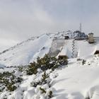 Charakterystyczny budynek Piątki w zimowej scenerii. Zdjęcie Albin Marciniak