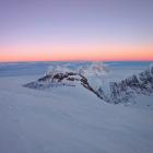 Makalu z dziwnym księżycem poniżej horyzontu.