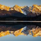 Alpy, wieczorne odbicie Masywu Karwendel w wodach Barmsee. Zdjęcie Mikołaj Gospodarek