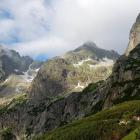 Jastrzębia Turnia (Jastrabia veža, po prawej) widziana ze szlaku na Jagnięcy Szczyt...