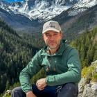 Jasiek Krzeptowski-Sabała na tle Bystrej i Błyszcza. Zdjęcie z archiwum Jana...