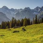 Lektura górskiej książki z takim widokiem na Tatry Wysokie to niepowtarzalne przeżycie....
