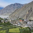 Kontrastem dla suchych górskich zboczy są zielone doliny z polami uprawnymi i owocowymi...