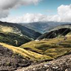 Widok z przełęczy Datwisdżwari (2676 m n.p.m.), w chmurach ukryty masyw Czauchi | Fot....