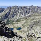 Widok ze szlaku na Rysy - w dole Żabie Plasa i grań z Szatanem na czele. Fot. Tomasz Cylka
