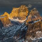 Po prawej szczyt Averau, dalej po lewej Lastoni di Formin a w tle Monte Pelmo, zdjęcie...