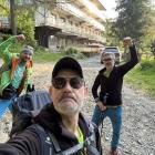 Przed Schroniskiem PTTK Przysłop pod Baranią Górą | Fot. Piotr Jędrzejas