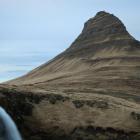 Góra Kirkjufell, znana ze swego charakterystycznego kształtu, od którego pochodzi jej...