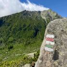 Oznaczenie szlaku i Sławkowski Szczyt w tle - zdjęcie ilustracyjne | Fot. Kacper Szymański