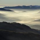 Bieszczady, panorama z Połoniny Wetlińskiej. W dole zanurzone we mgle Wołosate. W...