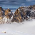 Dolomity – widok z Sass Pordoi na Sassolungo. Zdjęcie Mikołaj Gospodarek